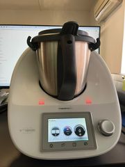Thermomix® TM5 της Vorwerk , 2,2 λίτρα ,  εγχρωμη οθόνη αφής , 100 έως 10.700 στροφές ανά λεπτό