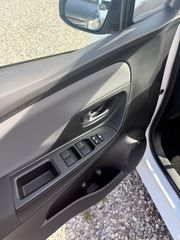 Toyota Yaris 2016-thumb-10