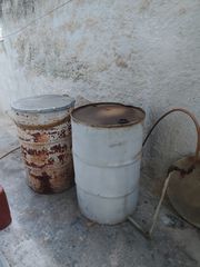 2 Βαρέλια αποθήκευσης πετρελαίου