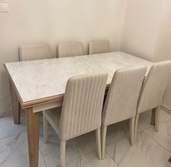 Επεκτεινόμενη τραπεζαρία με έξι καρέκλες