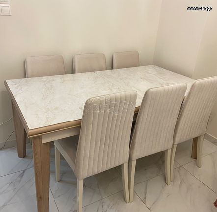 Επεκτεινόμενη τραπεζαρία με έξι καρέκλες