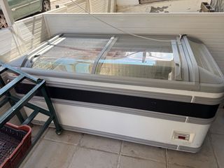 Καταψύκτης  βιτρίνα AHT