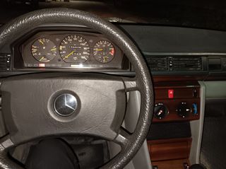 Mercedes-Benz E 200 1991 W124-thumb-12