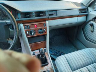 Mercedes-Benz E 200 1991 W124-thumb-25