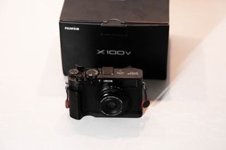 Fujifilm X100V Black – Άριστη, Full Kit με πολλά έξτρα (μπαταρίες, filters, grip)