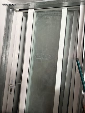 πτυσσόμενη τζαμαρία αλουμινίου με πλαίσιο λευκή