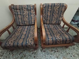 Ξύλινες πολυθρόνες με μαξιλάρια