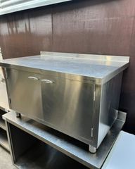 ΜΕΤΑΧΕΙΡΙΣΜΕΝΟ  ΕΡΜΑΡΙΟ , ΜΕ 2 ΠΟΡΤΕΣ ΚΑΙ ΕΝΑ ΕΝΔΙΑΜΕΣΟ ΡΑΦΙ , ΤΡΥΠΑ ΓΙΑ ΚΑΛΩΔΙΑ ή ΑΠΟΧΕΤΕΥΣΗ , ΔΙΑΣΤΑΣΕΙΣ:120X70X71CM