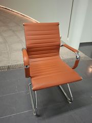 Καρέκλες meeting / τραπεζαρίας με καφέ δερματίνη & μεταλλικά πόδια – Σαν καινούριες!