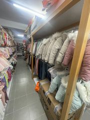 Εκκαθάριση Καταστήματος – 5.612 Παιδικά & Βρεφικά Ρούχα + Εξοπλισμός (Ράφια, Σταντ κ.λπ.)