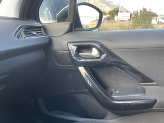Peugeot 208 2018 SIGNATURE 1.2-thumb-7