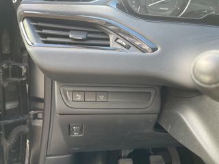 Peugeot 208 2018 SIGNATURE 1.2-thumb-8