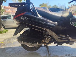 Piaggio XEvo 250 2015-thumb-6