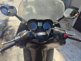 Piaggio XEvo 250 2015-thumb-10