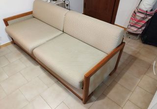 Καναπές που μετατρέπεται σε δύο μονά ή ένα διπλό κρεβάτι.