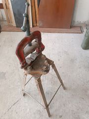 Μέγγενη σωλήνων με βάση