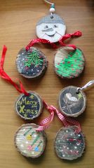 Χειροποίητα χριστουγεννιάτικα στολίδια από φέτες ξύλου