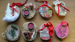Χειροποίητα χριστουγεννιάτικα στολίδια από φέτες ξύλου
