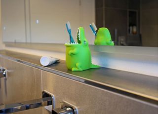 Winkee - Toothbrush holder - Alligator-thumb-2