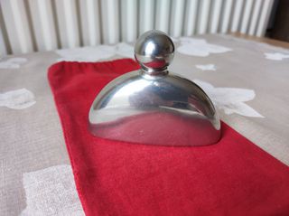 Φλασκί κασσιτέρου SHEFFIELD QUALITY PEWTER 92 MADE IN ENGLAND, 50ml.
Έχει ένα ελαφρό κοίλωμα, όχι στις μεγάλες επιφάνειες. Φαίνεται στη 4η φωτό