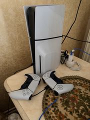 PS5 με 2 τηλεχειριστήρια και αρκετά παιχνίδια