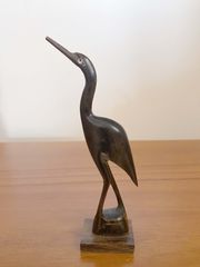 Vintage σκαλιστός ερωδιός από κέρατο νεροβούβαλου σε ξύλινη βάση