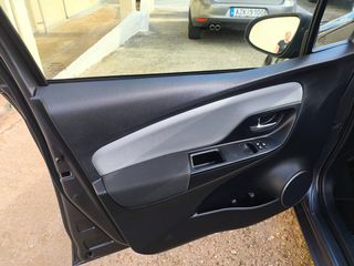 Toyota Yaris 2015 1.3 VVTI CAMERA-thumb-29