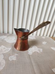 Μπρίκι καφέ, χάλκινο σφυρήλατο χειροποίητο με μπρούτζινη χειρολαβή, πολύ παλιό. Ύψος 9,5 εκατοστά, βάρος 160 γραμμάρια. Χωρητικότητα 225ml (3 φλυτζανάκια καφέ).