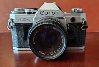 Φωτογραφική μηχανή CANON AE 1 φακός CANON FD 50mm, 1:1,8 & τηλεφακός CANON 100-200mm, 1:5,6