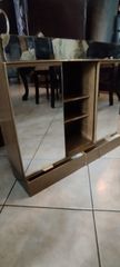 Καθρέφτης μπάνιου με πολλά ράφια πρακτικό.Με καθρέφτες με μπριζα και φώς .Διαστάσεις 62 πλάτος και 56 ύψος.Αν θέλετε να δείτε όλες τις αγγελίες μου πατήστε κάτω από το όνομα μου