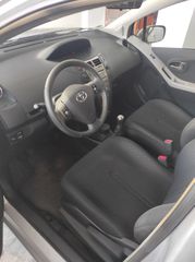 Toyota Yaris 2011-thumb-3