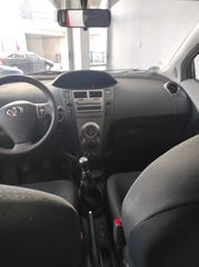 Toyota Yaris 2011-thumb-4