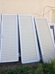 2 Μπαλκονόπορτες με τα παντζούρια και 1 παράθυρο μπάνιου