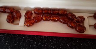 Κομπολόι κεχριμπάρι από την προσωπική μου συλλογή, αγορασμένο από κατάστημα της Θεσσαλονίκης. Αποτελείται από 24 χάντρες, διαστάσεων 14x12 χιλιοστά. Βάρος 35 γραμμάρια. Δεν χρησιμοποιήθηκε ποτέ
