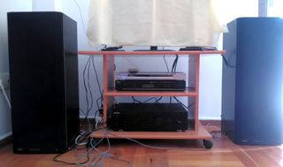 Hi Fi ηχοσύστημα: Ενισχυτής  Ηχεία  Ράδιο CD/DVD  τηλεόραση