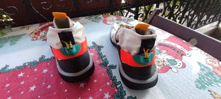 NIKE