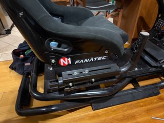 Fanatec Pedals Handbrake Steering Shifter and Race seat με Βάση για 3 TV
