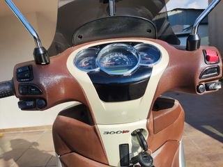 Piaggio Beverly 300i 2015-thumb-3