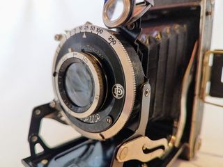 Vintage πτυσσόμενη κάμερα με φακό Anastigmat f/4.5 (10.5 cm) από τον κατασκευαστή G. Oeggel