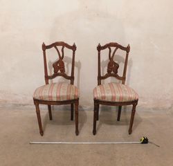 Καρέκλες ζευγος ξυλόγλυπτες με ριγωτό υφασμάτινο κάθισμα, περίπου 100 ετών.