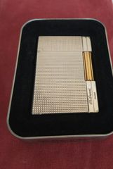 Ασημένιος αναπτήρας Dupont, original. Dupont silver 1j OA L55. Made in France. Διαστάσεις: 5,5x3,6x1,0. Βάρος 100 γραμμάρια. Τιμή καταστήματος 700,00 ευρώ.