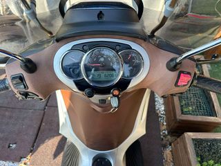 Piaggio Beverly 300 2018-thumb-9