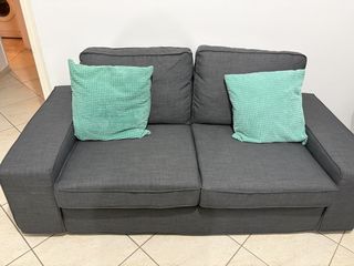 KIVIK καναπές διθέσιος γκρί από IKEA σχεδόν αχρησιμοποίητος, πωλείται λόγω μετακόμισης. Δώρο τα δύο μαξιλάρια.
