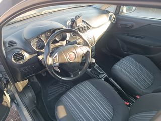 Fiat Grande Punto 2011-thumb-8