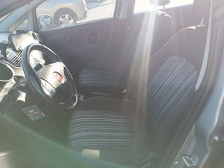 Fiat Grande Punto 2011-thumb-9
