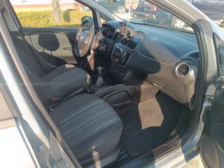 Fiat Grande Punto 2011-thumb-13