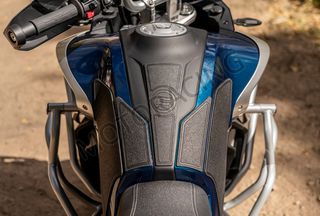 ΑΥΤΟΚΟΛΛΗΤΑ ΡΕΖΕΡΒΟΥΑΡ (ΠΡΟΣΤΑΤΕΥΤΙΚΑ) - TANKPAD CF-MOTO 800MT SPORT