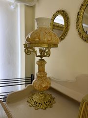 κλασικό επιτραπέζιο φωτιστικό (λάμπα) με μεταλλικό σκελετό.