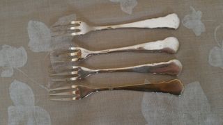 Πιρουνάκια (4) silver plated (επάργυρα), δεκ'60, από το επώνυμο κατάστημα ΖΟΥΛΟΒΙΤΣ, ΑΘΗΝΑ. Μήκος 14 εκατοστά