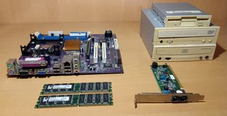 Κομμάτια hardware παλιού υπολογιστή για ανταλλακτικά. (Μητρική παλιάς γενιάς / Μνήμες RAM / Οπτικά drives / Κάρτα Δικτύου)